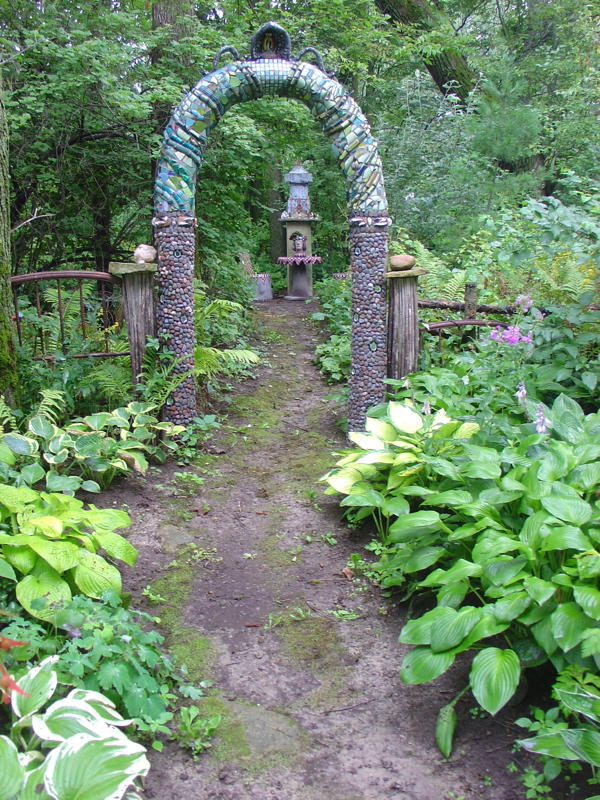 an arch framing another little vignette